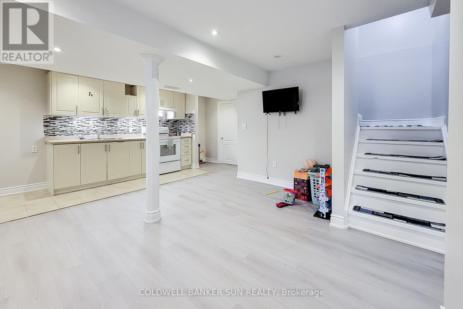 Photo 15 of 112 Meadow Wood Crescent, Hamilton ON