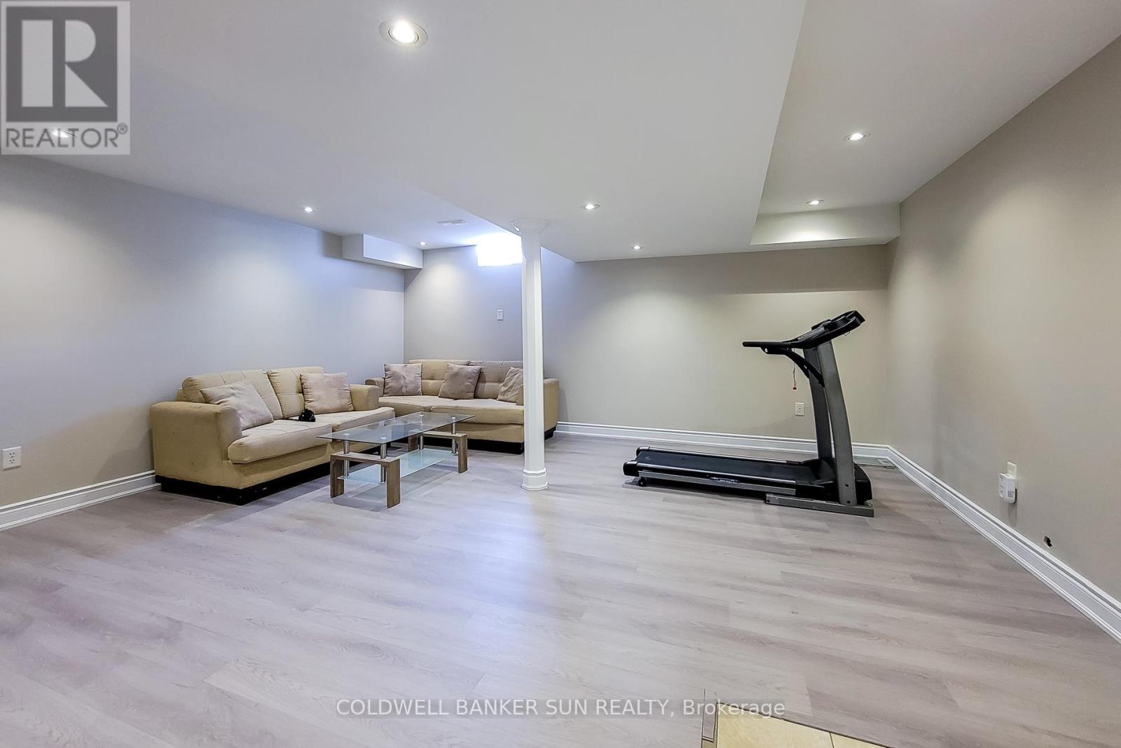 Photo 31 of 112 Meadow Wood Crescent, Hamilton ON
