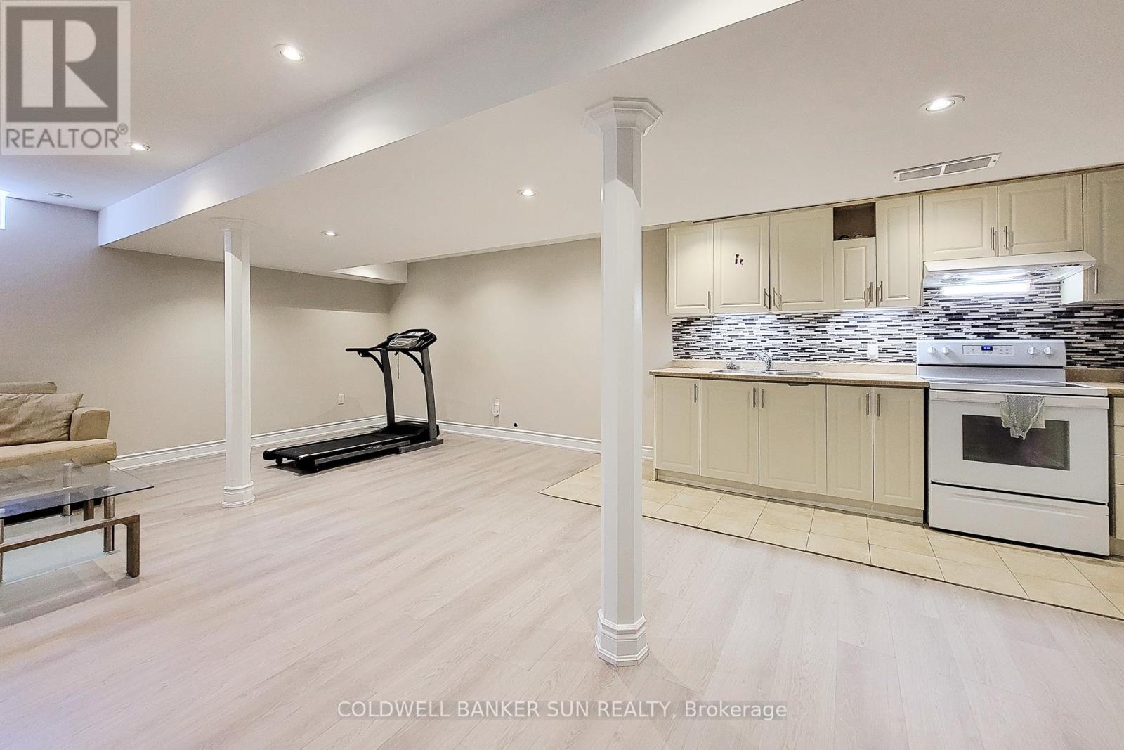 Photo 17 of 112 Meadow Wood Crescent, Hamilton ON