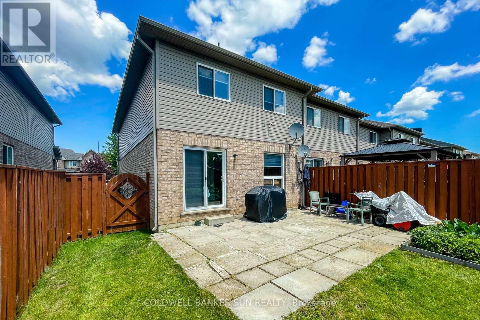 Photo 13 of 112 Meadow Wood Crescent, Hamilton ON