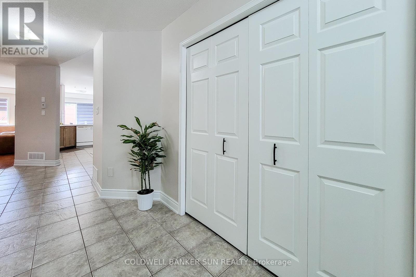 Photo 27 of 112 Meadow Wood Crescent, Hamilton ON
