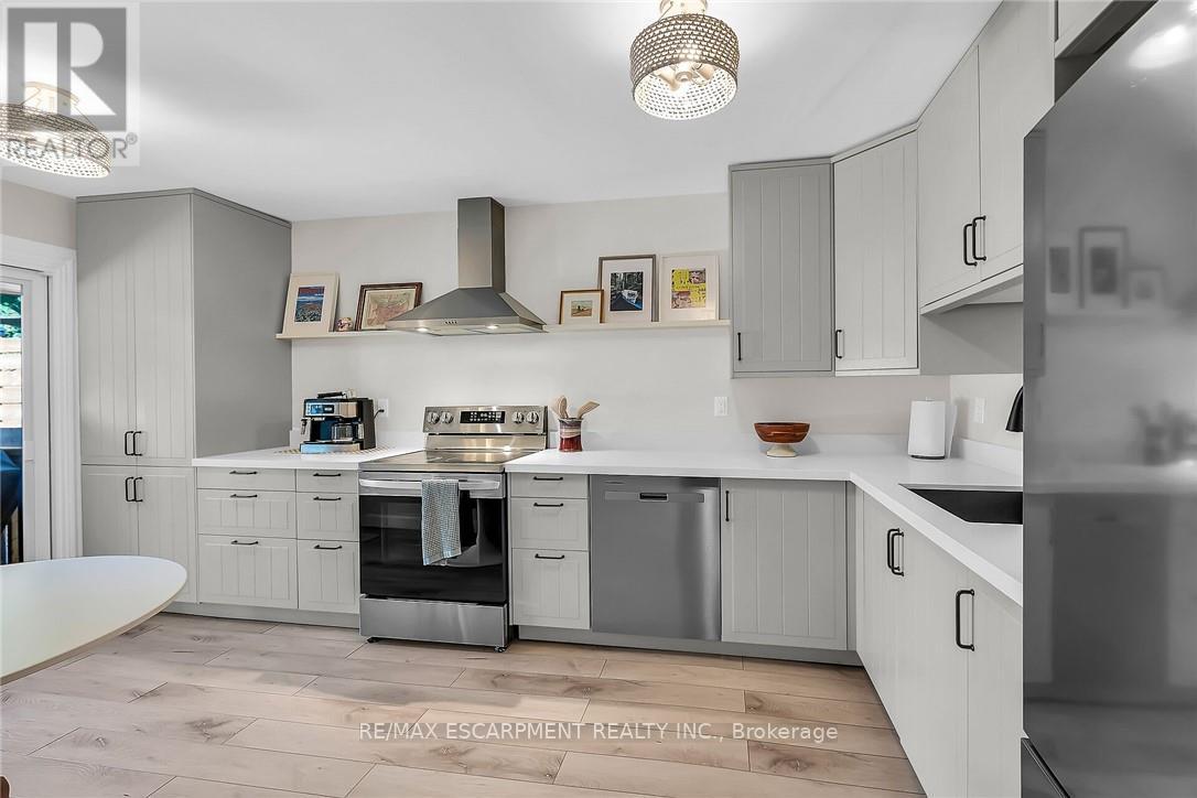 Photo 33 of 158 Wendover Drive, Hamilton ON