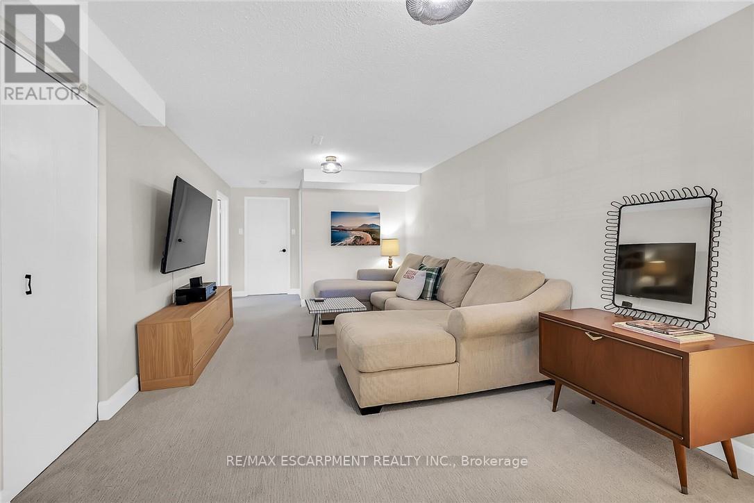 Photo 12 of 158 Wendover Drive, Hamilton ON