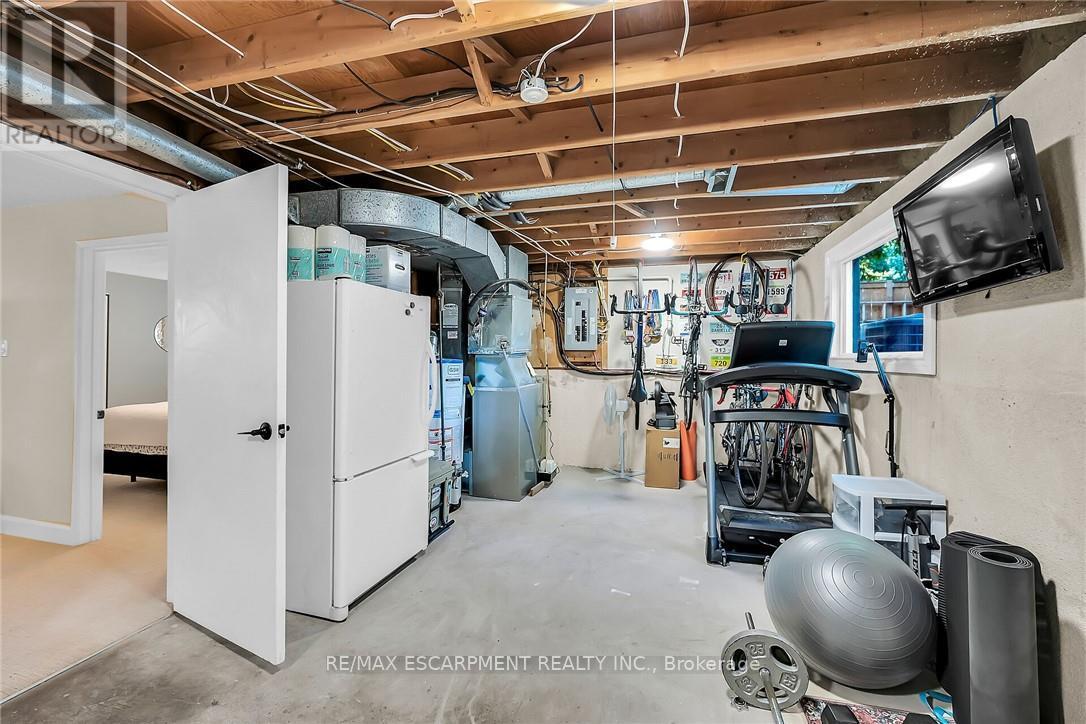 Photo 11 of 158 Wendover Drive, Hamilton ON