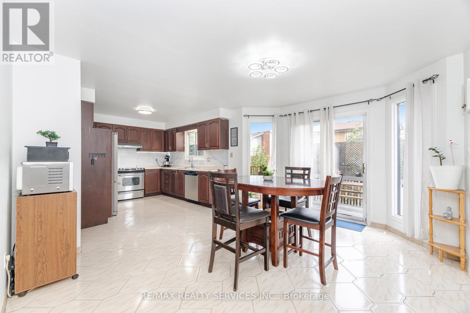 Photo 11 of 2 Morningstar Court, Hamilton ON