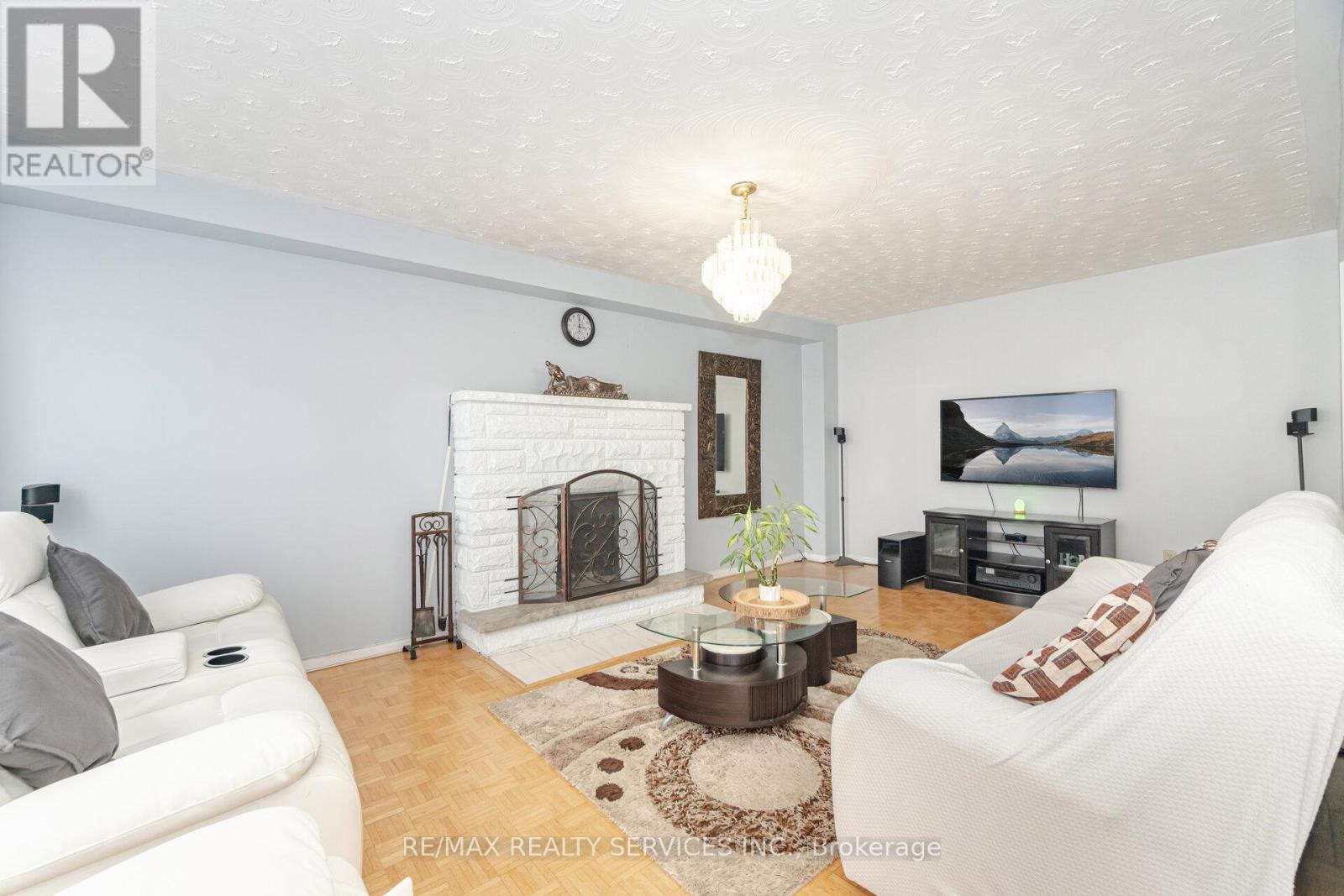 Photo 14 of 2 Morningstar Court, Hamilton ON