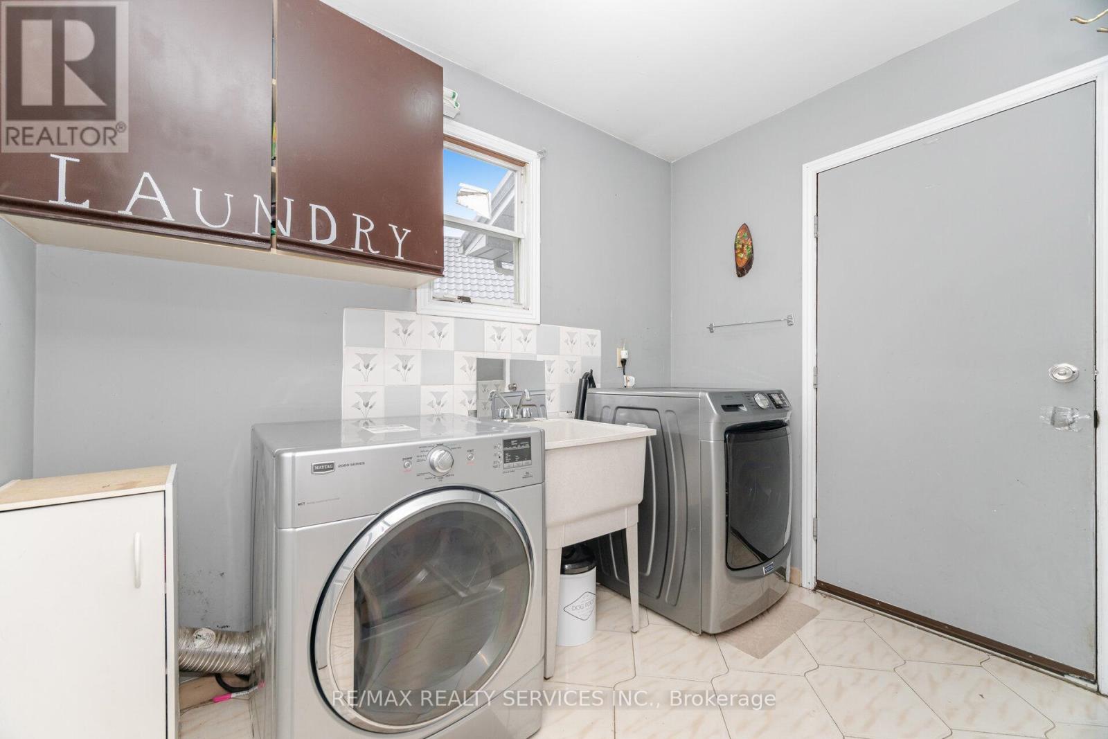 Photo 6 of 2 Morningstar Court, Hamilton ON