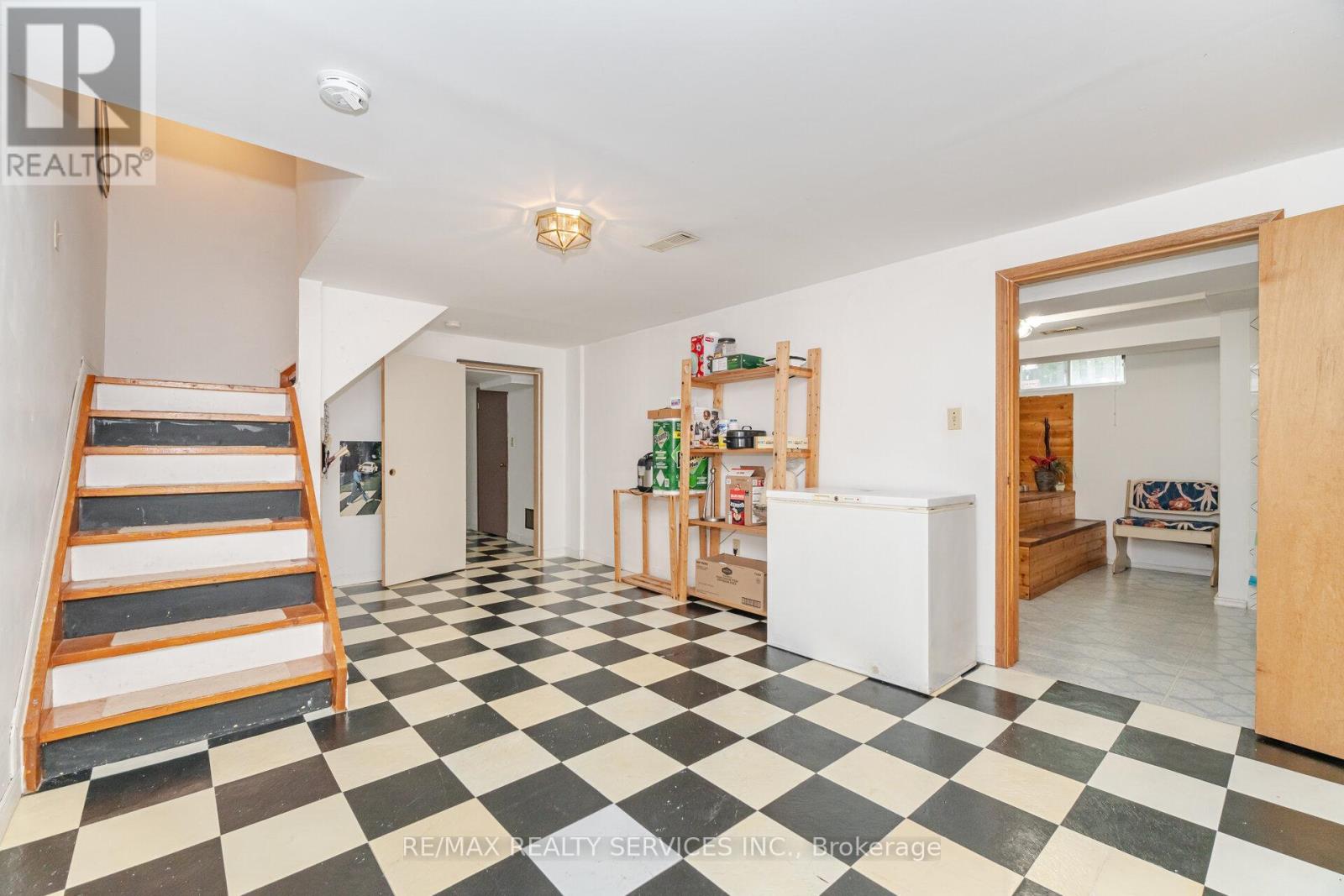Photo 12 of 2 Morningstar Court, Hamilton ON