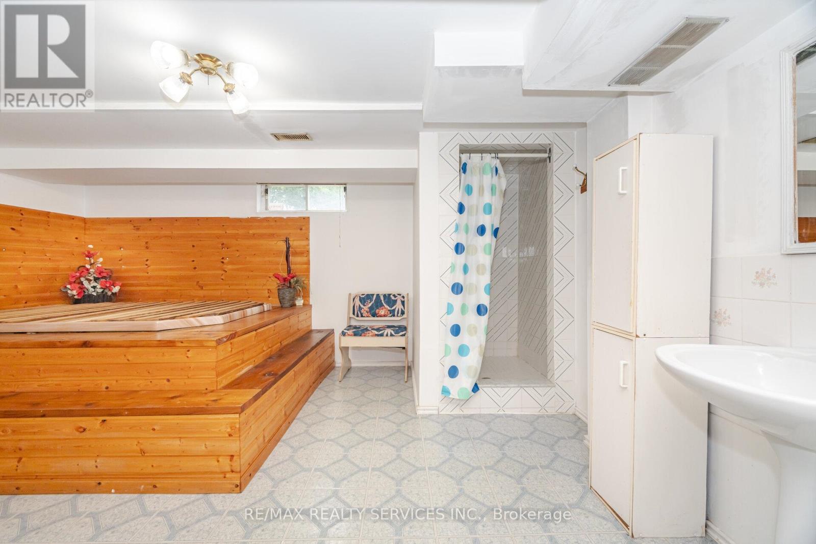 Photo 23 of 2 Morningstar Court, Hamilton ON
