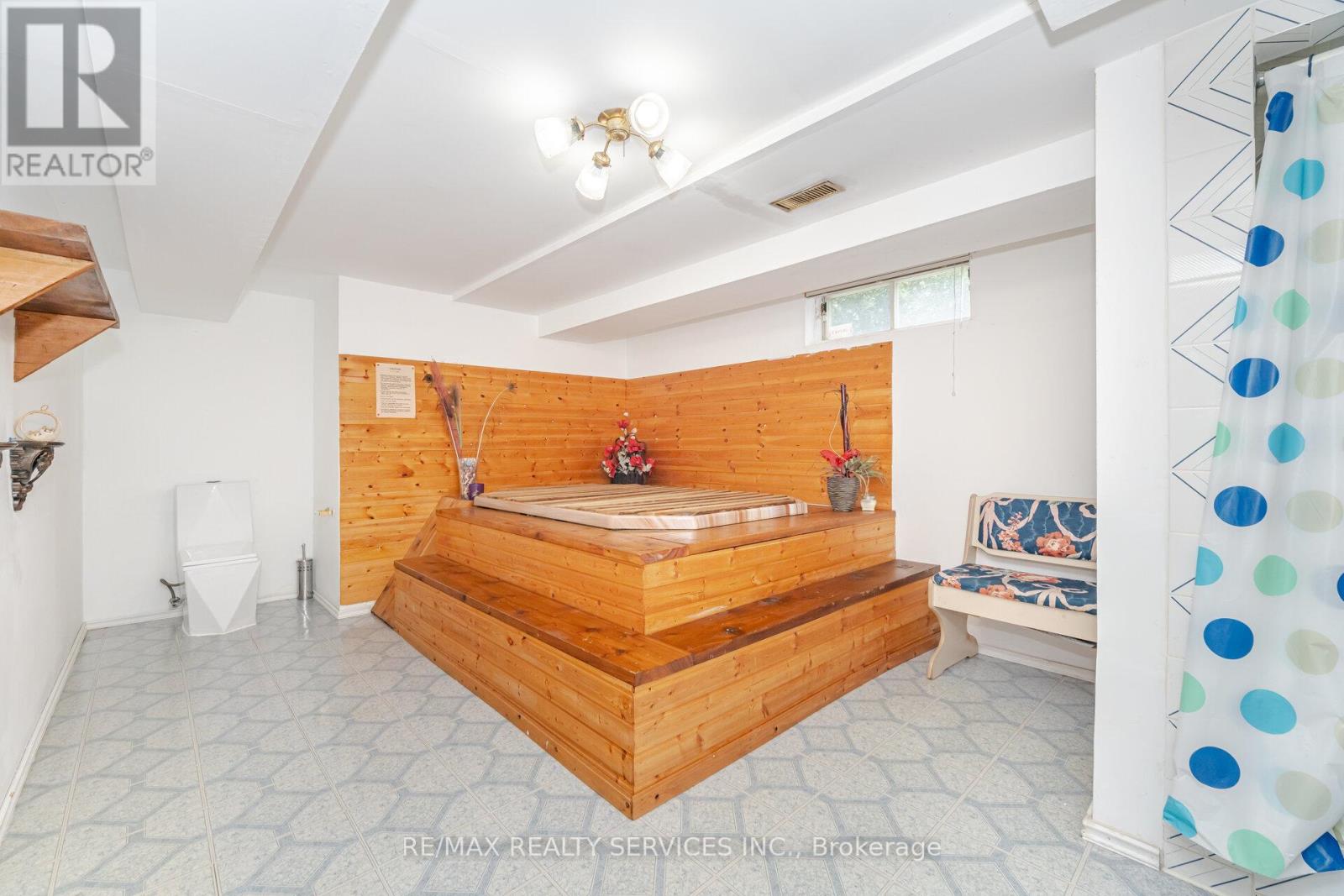 Photo 13 of 2 Morningstar Court, Hamilton ON