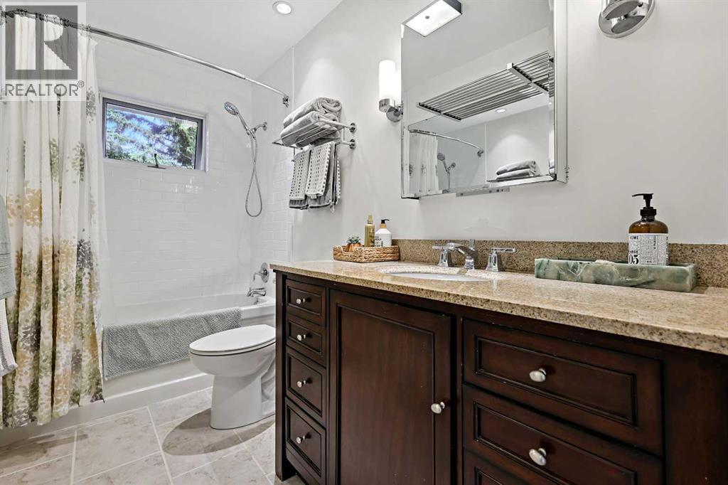 Photo 26 of 163 Woodhaven Crescent Sw, Calgary AB