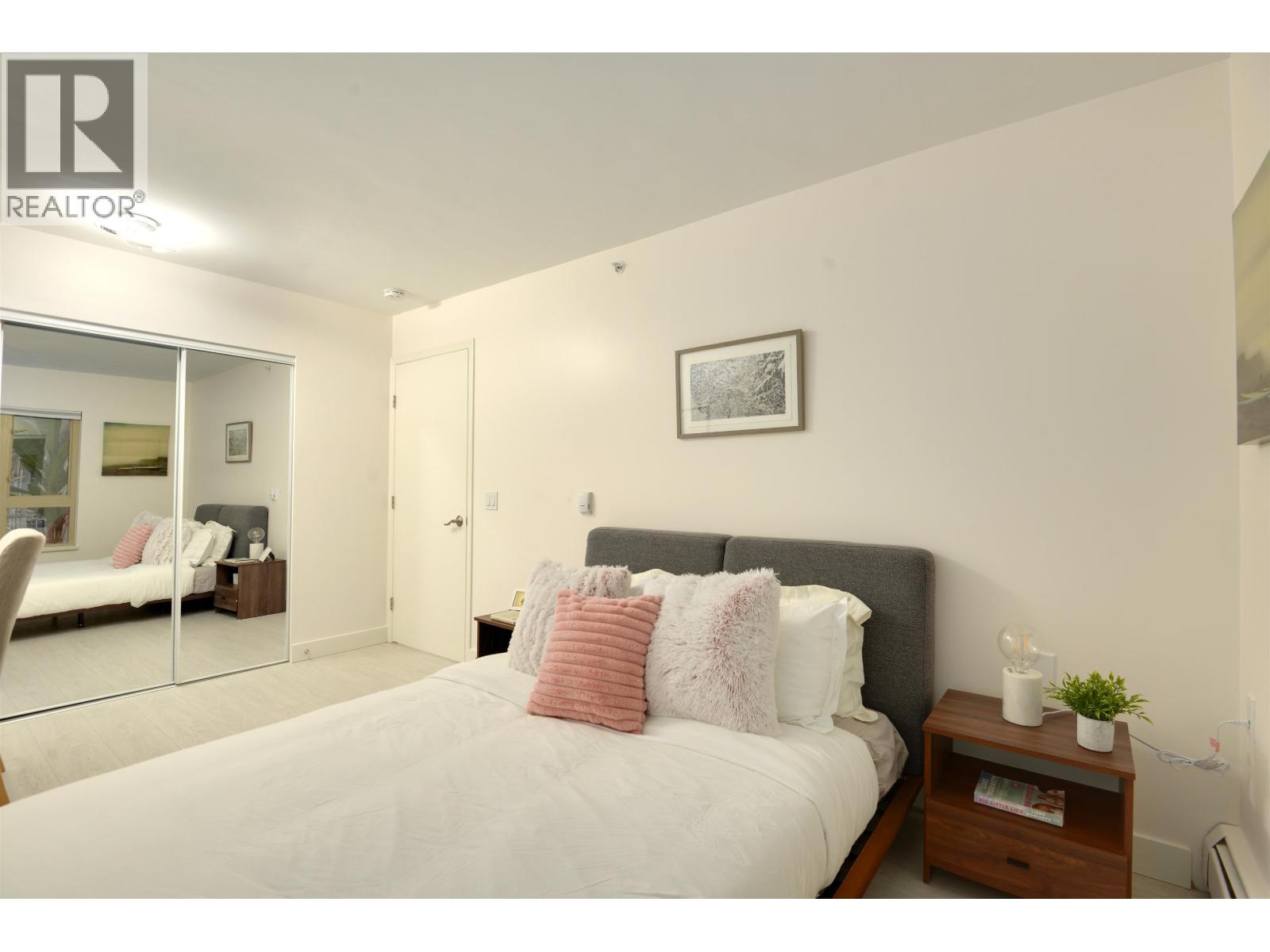 1604 121 W 15TH STREET, North Vancouver