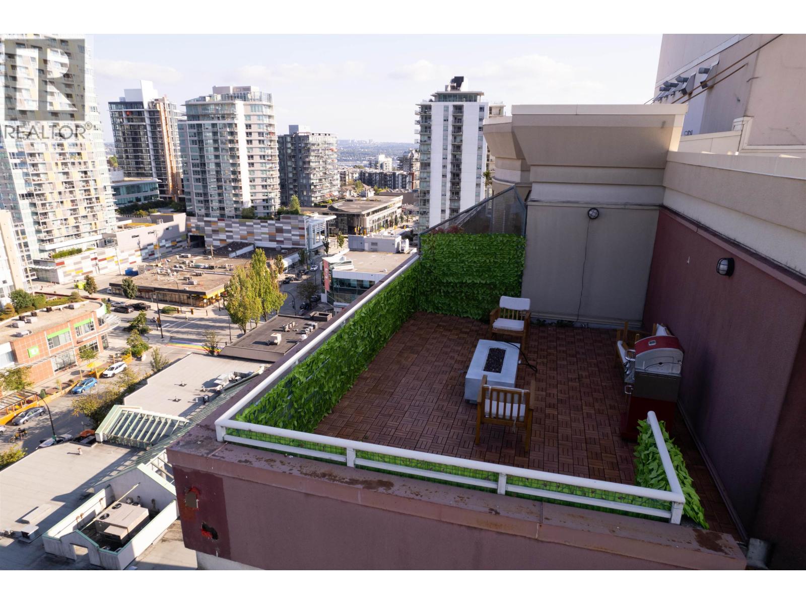 1604 121 W 15TH STREET, North Vancouver