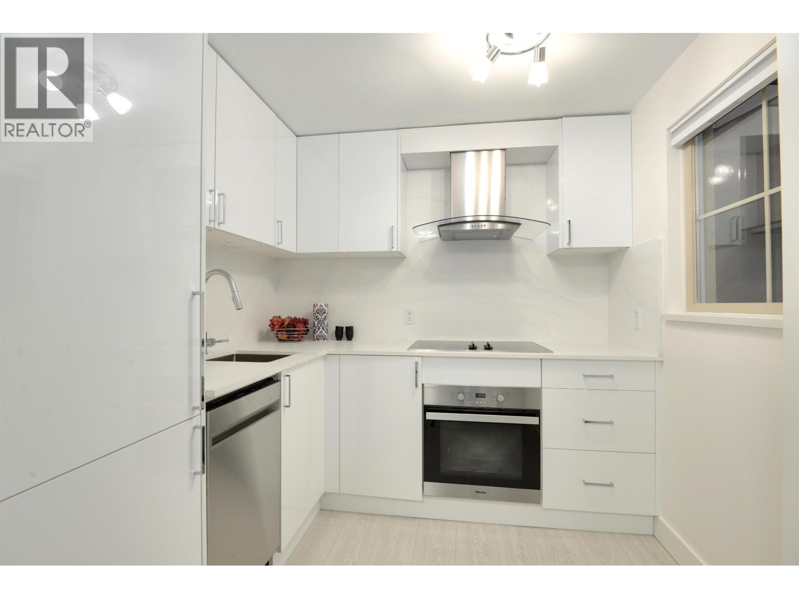 1604 121 W 15TH STREET, North Vancouver