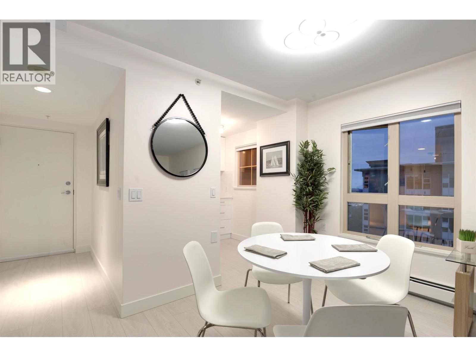 1604 121 W 15TH STREET, North Vancouver