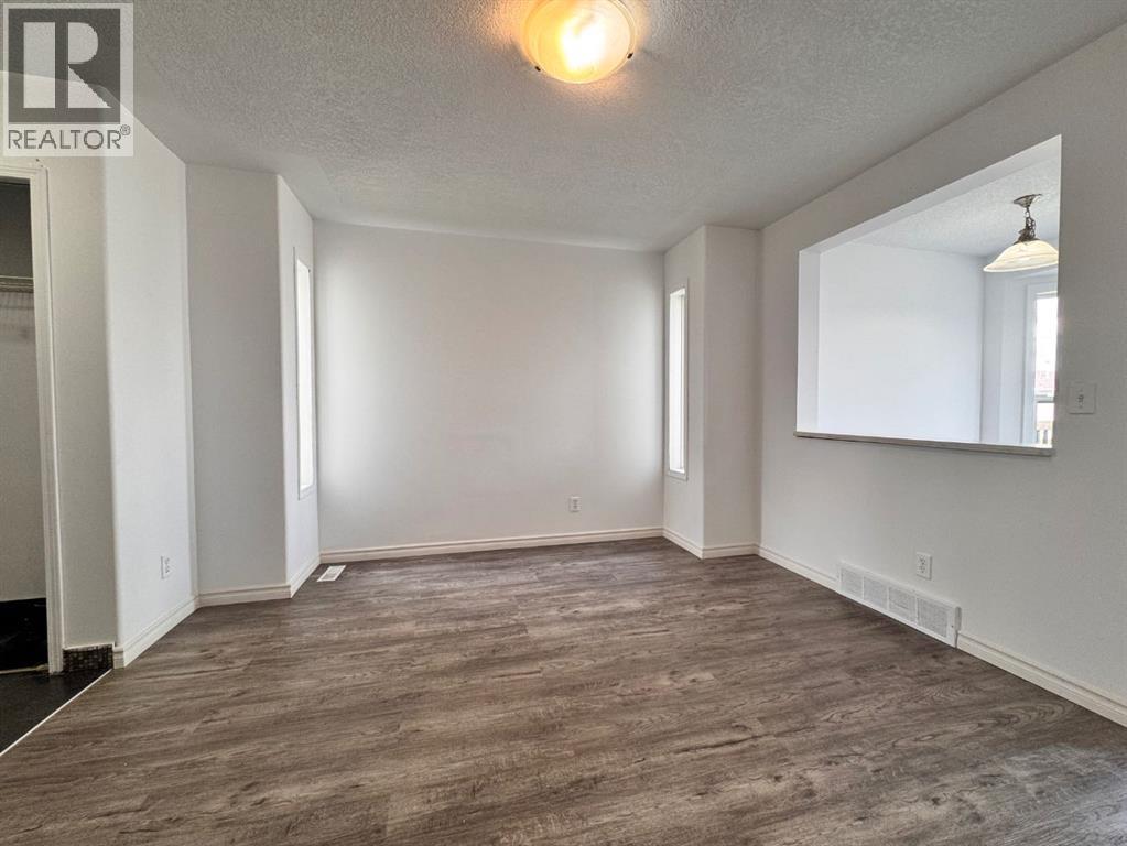 Photo 10 of 61 Applemont Place Se, Calgary AB