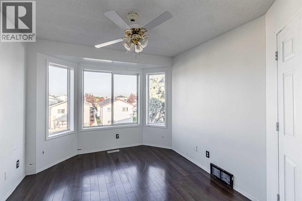 Photo 15 of 61 Applemont Place Se, Calgary AB
