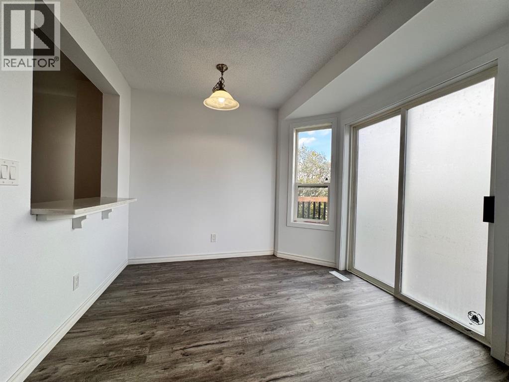 Photo 11 of 61 Applemont Place Se, Calgary AB