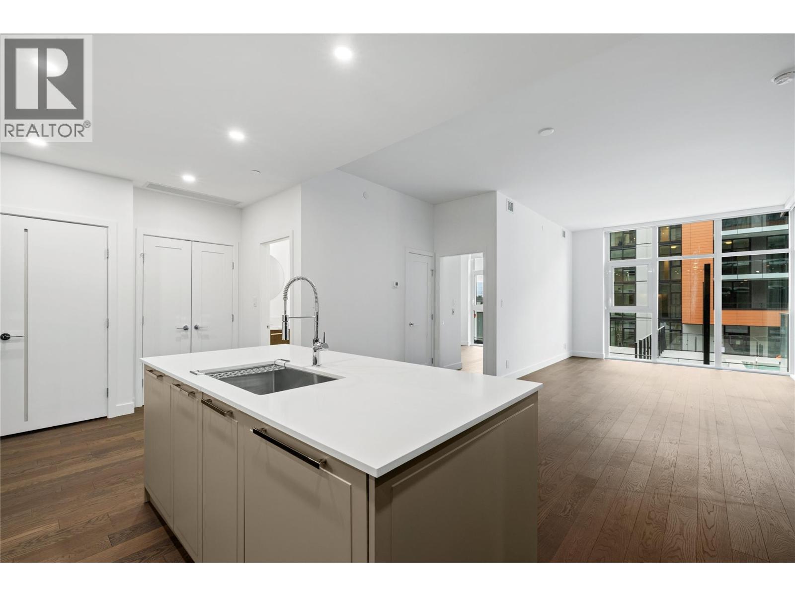 N313 3389 Lakeshore Road, Kelowna