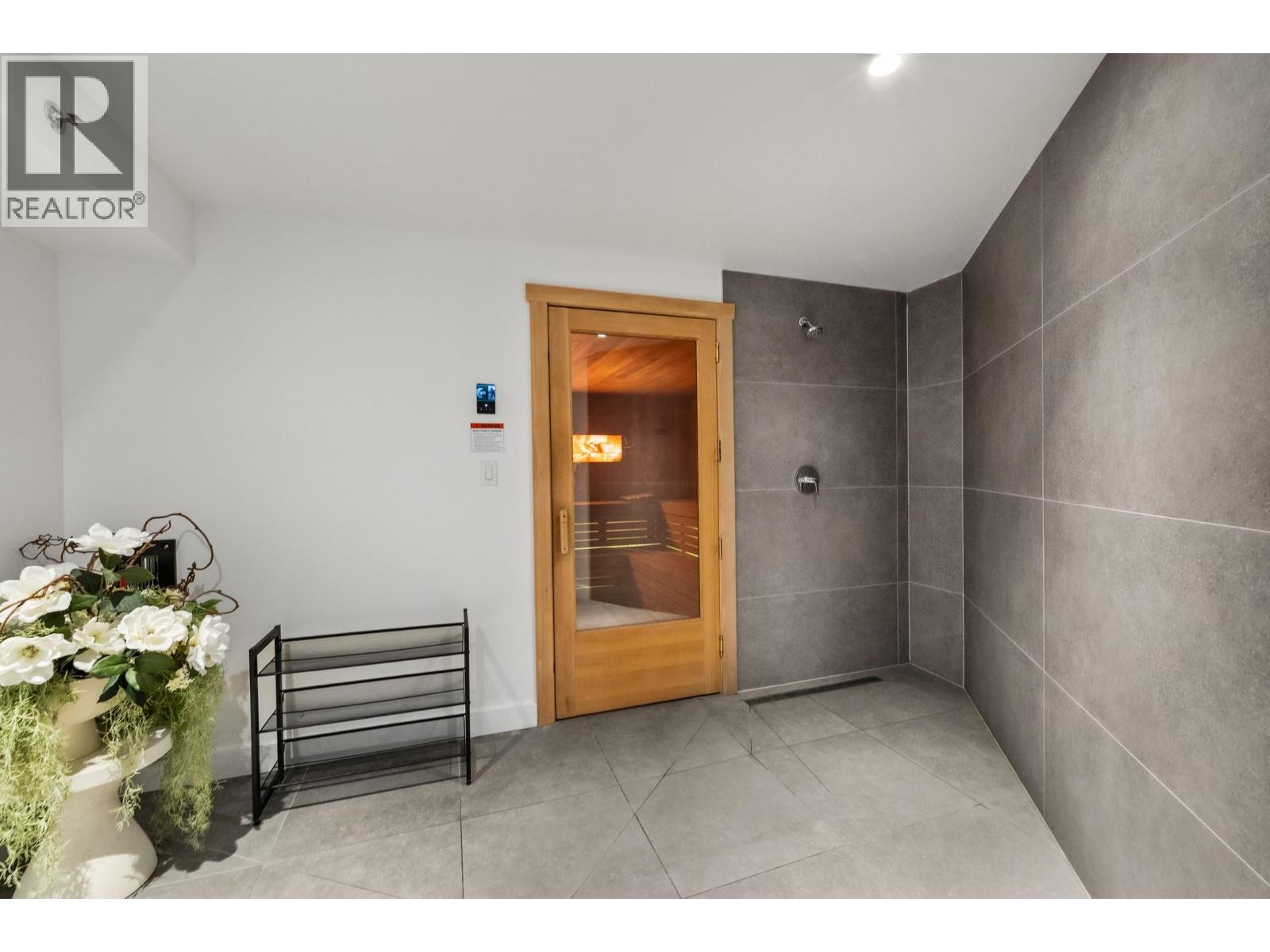 N313 3389 Lakeshore Road, Kelowna