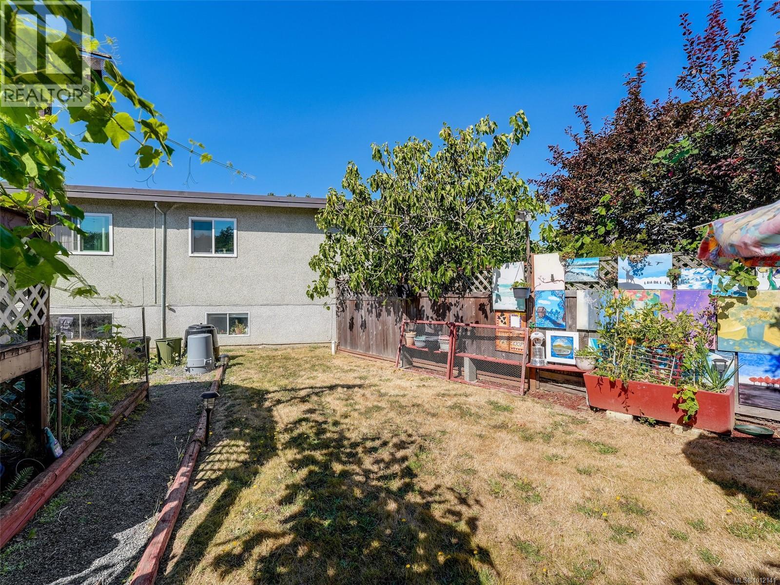 Photo 12 of 8 Camden Ave, View Royal BC