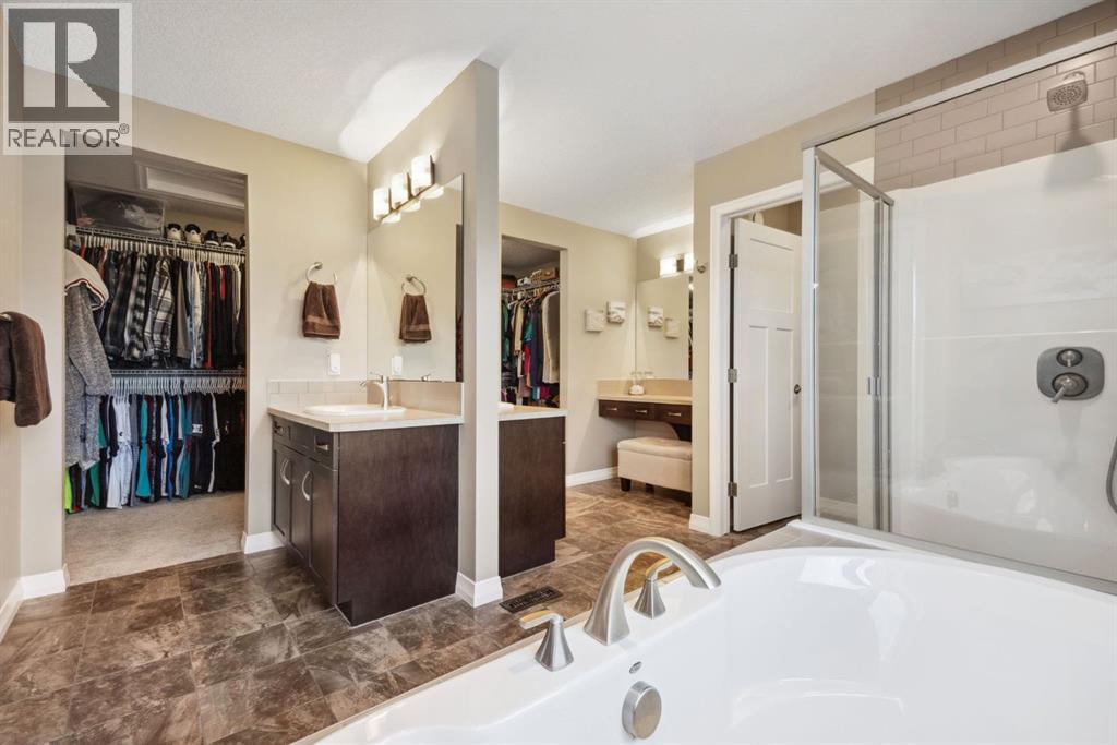 Single Family House for Sale in  Evansglen Drive NW Evanston Calgary 