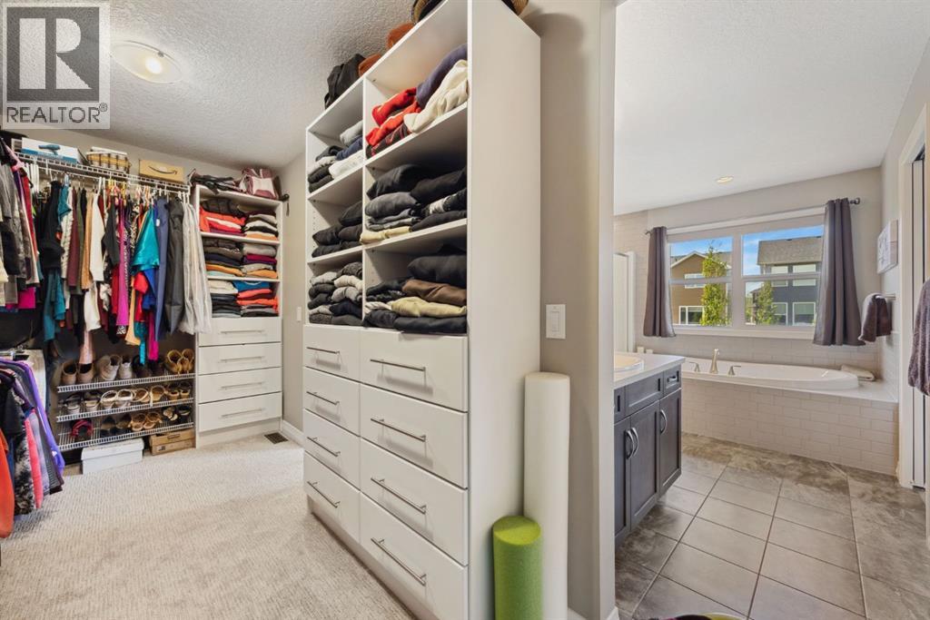 Single Family House for Sale in  Evansglen Drive NW Evanston Calgary 