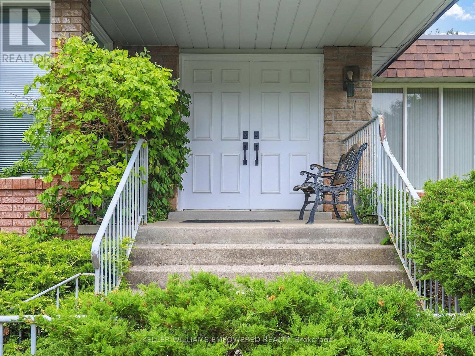 Photo 1 of 315 Woodland Acres Crescent, Vaughan ON