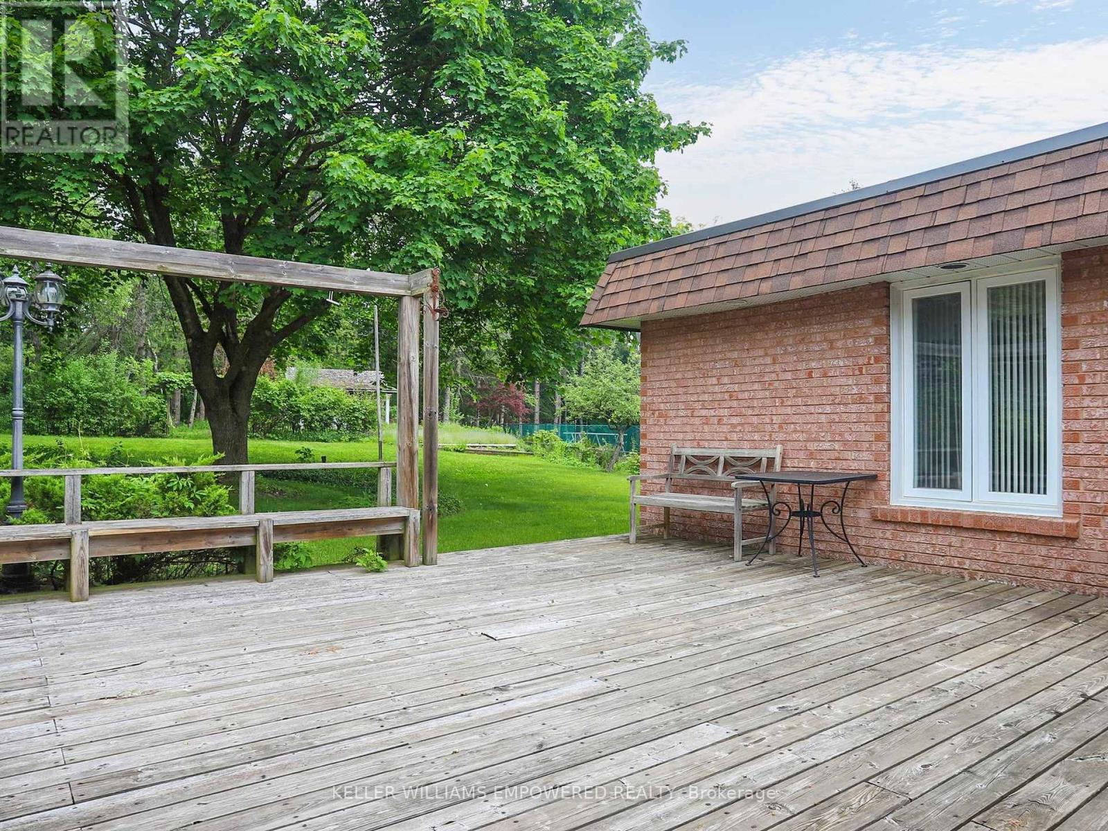 Photo 19 of 315 Woodland Acres Crescent, Vaughan ON