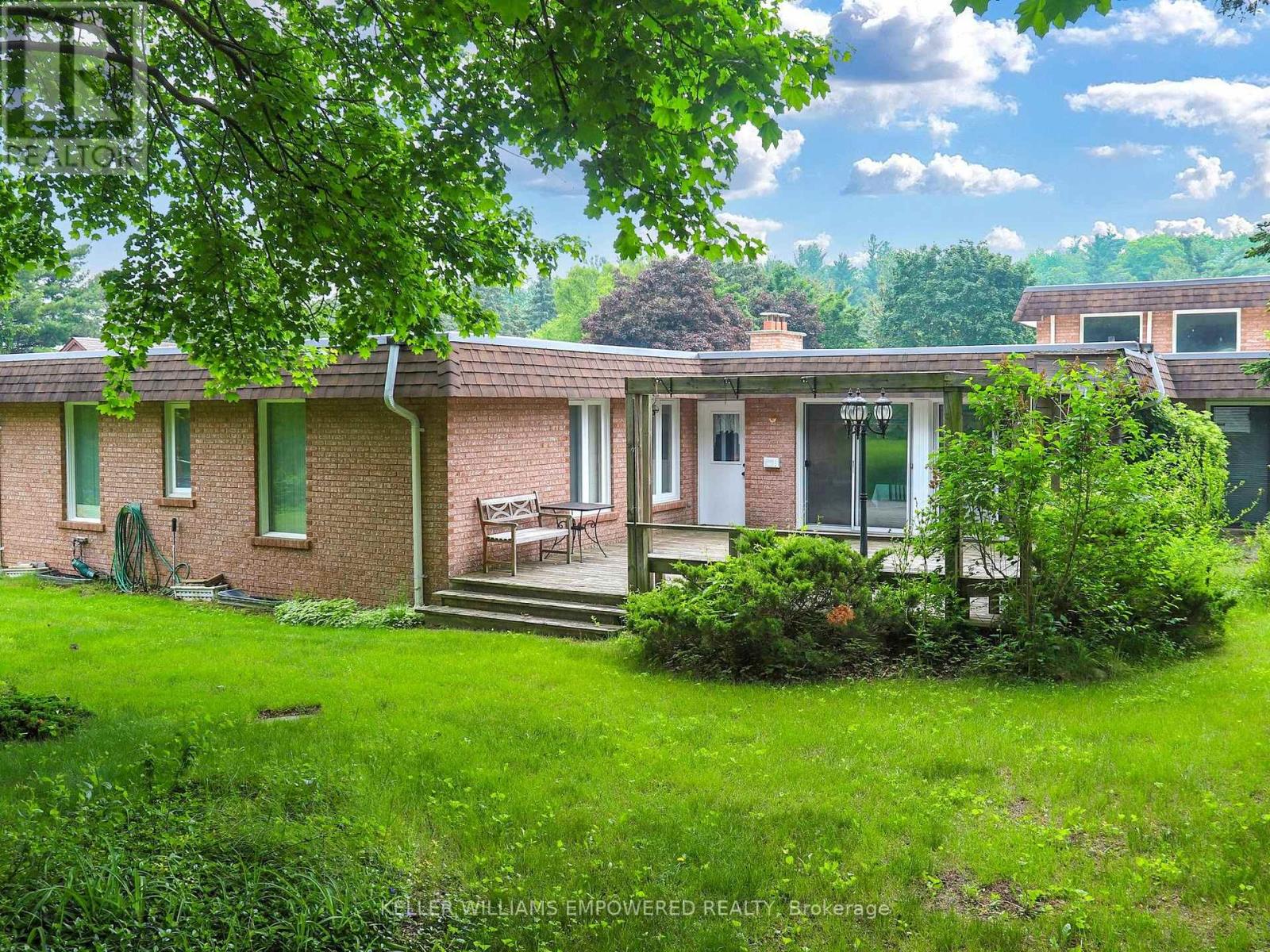 Photo 18 of 315 Woodland Acres Crescent, Vaughan ON