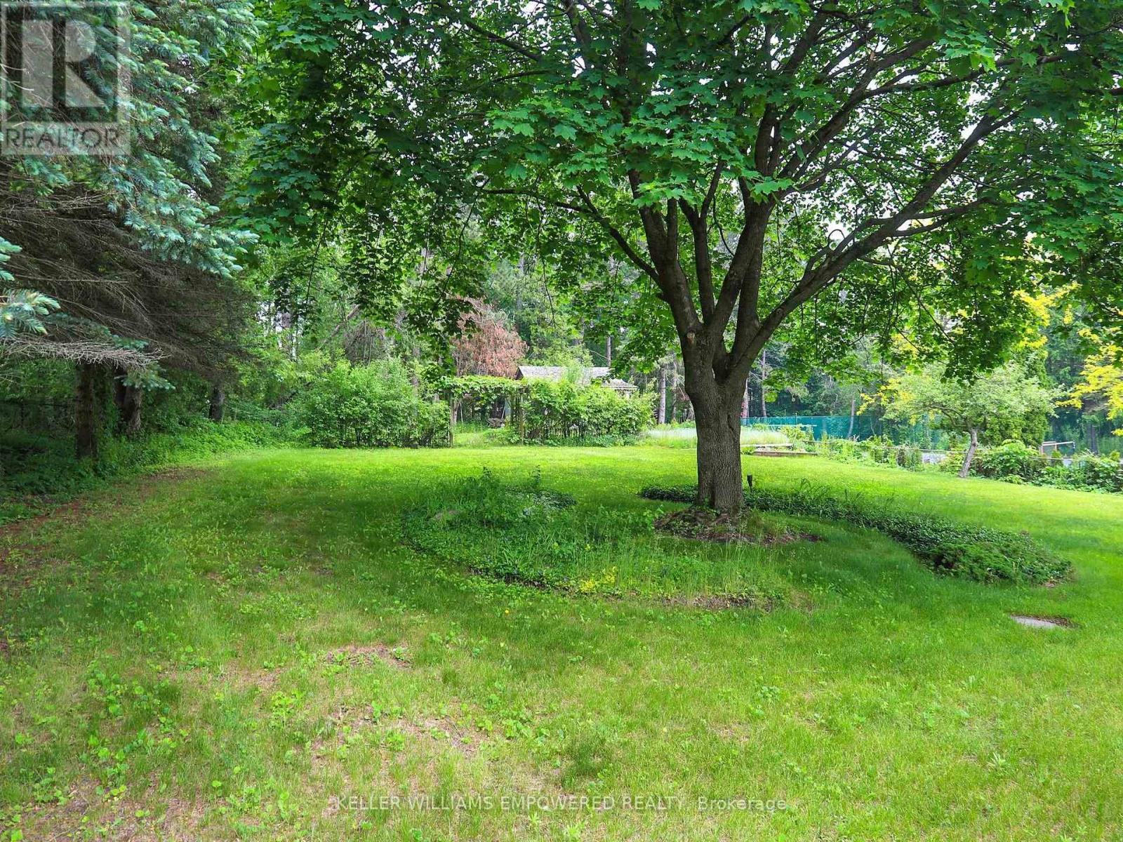 Photo 38 of 315 Woodland Acres Crescent, Vaughan ON