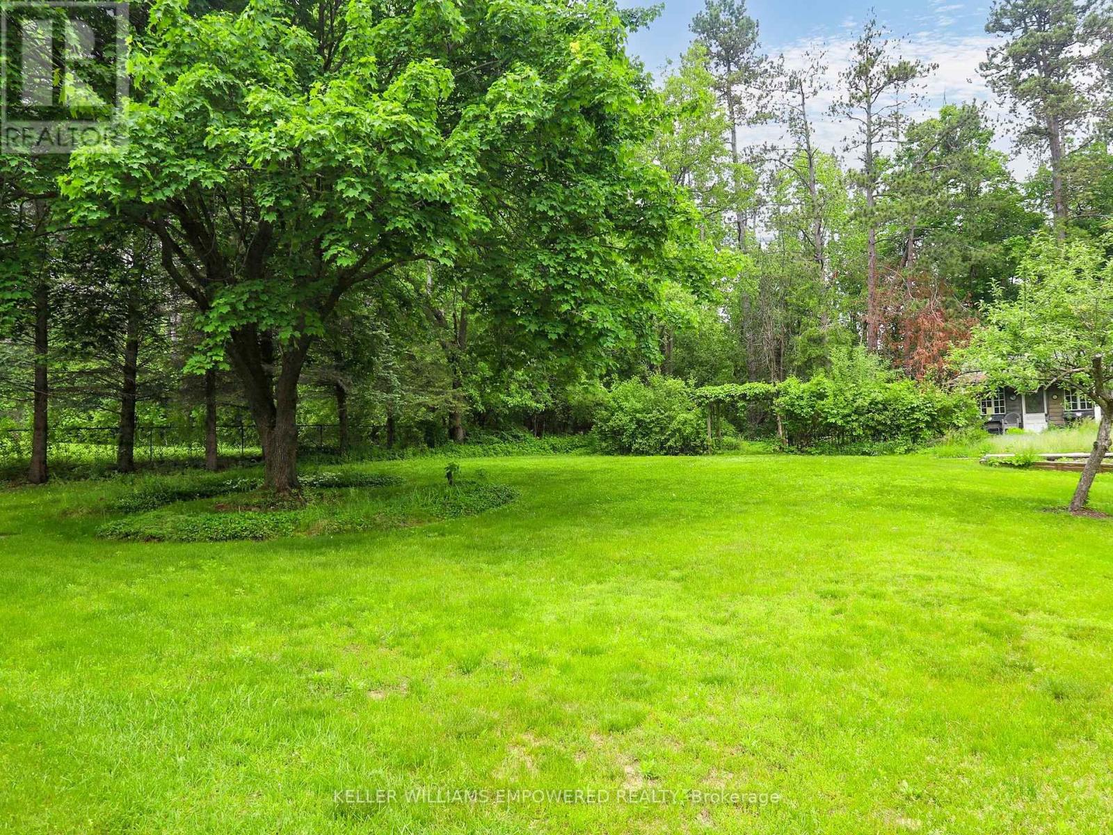 Photo 21 of 315 Woodland Acres Crescent, Vaughan ON