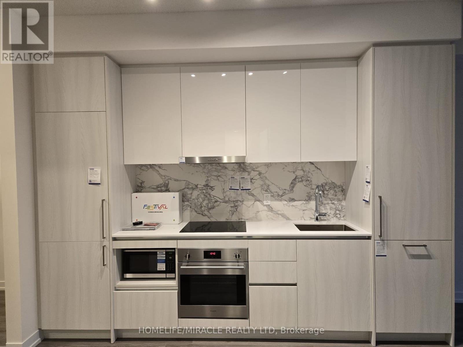 Photo 10 of 5205 225 Commerce Street, Vaughan ON