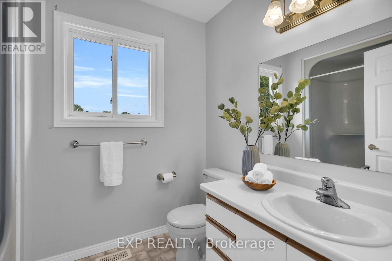 Photo 25 of 11 Justin Court, Georgina ON