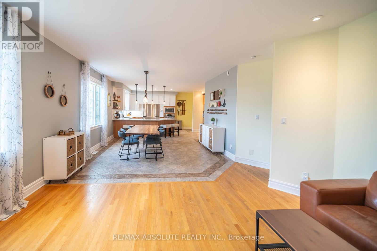 Photo 37 of 735 St Thomas Road, Russell ON