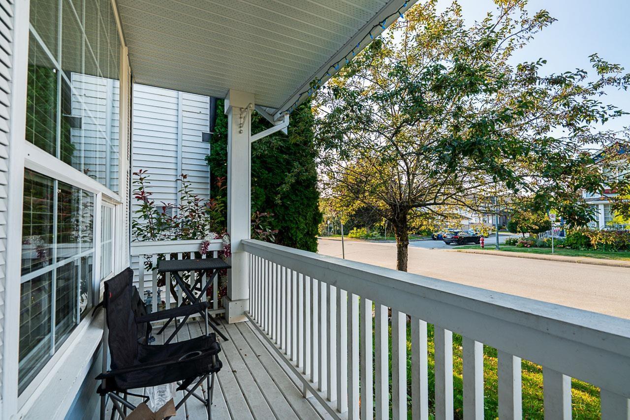 Photo 4 of 18456 65 Avenue, Surrey BC