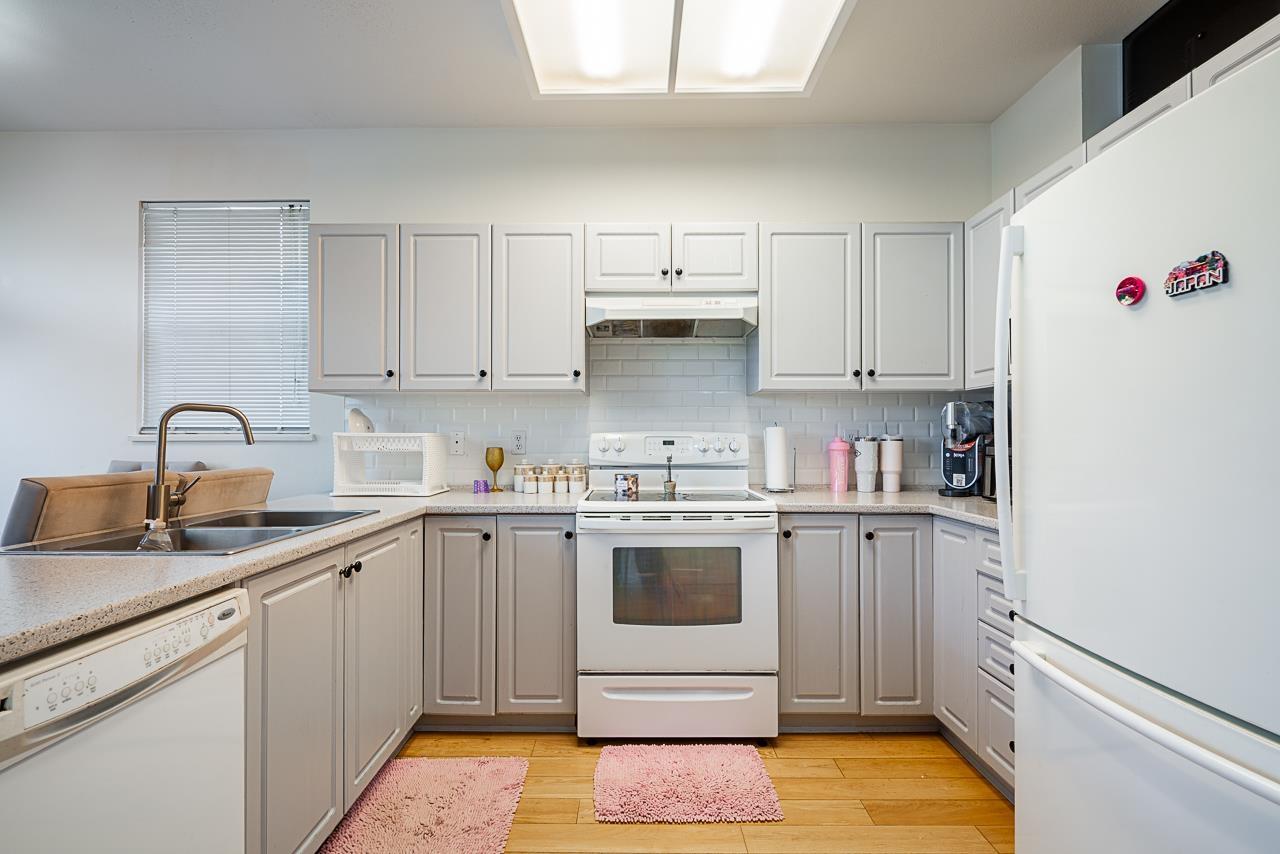 Photo 10 of 18456 65 Avenue, Surrey BC