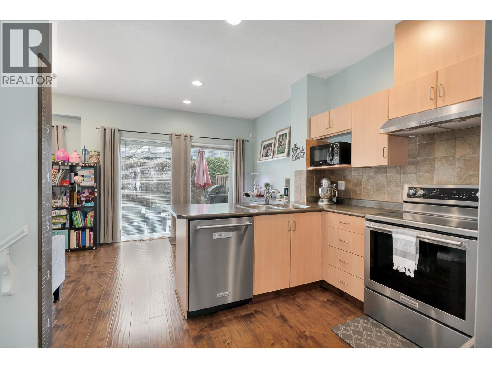 Photo 4 of 12 1055 Riverwood Gate, Port Coquitlam BC