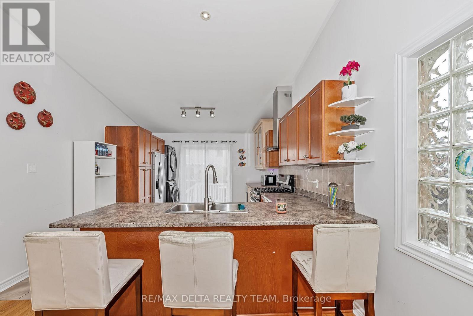 Photo 21 of 400 Centenaire Street, Russell ON
