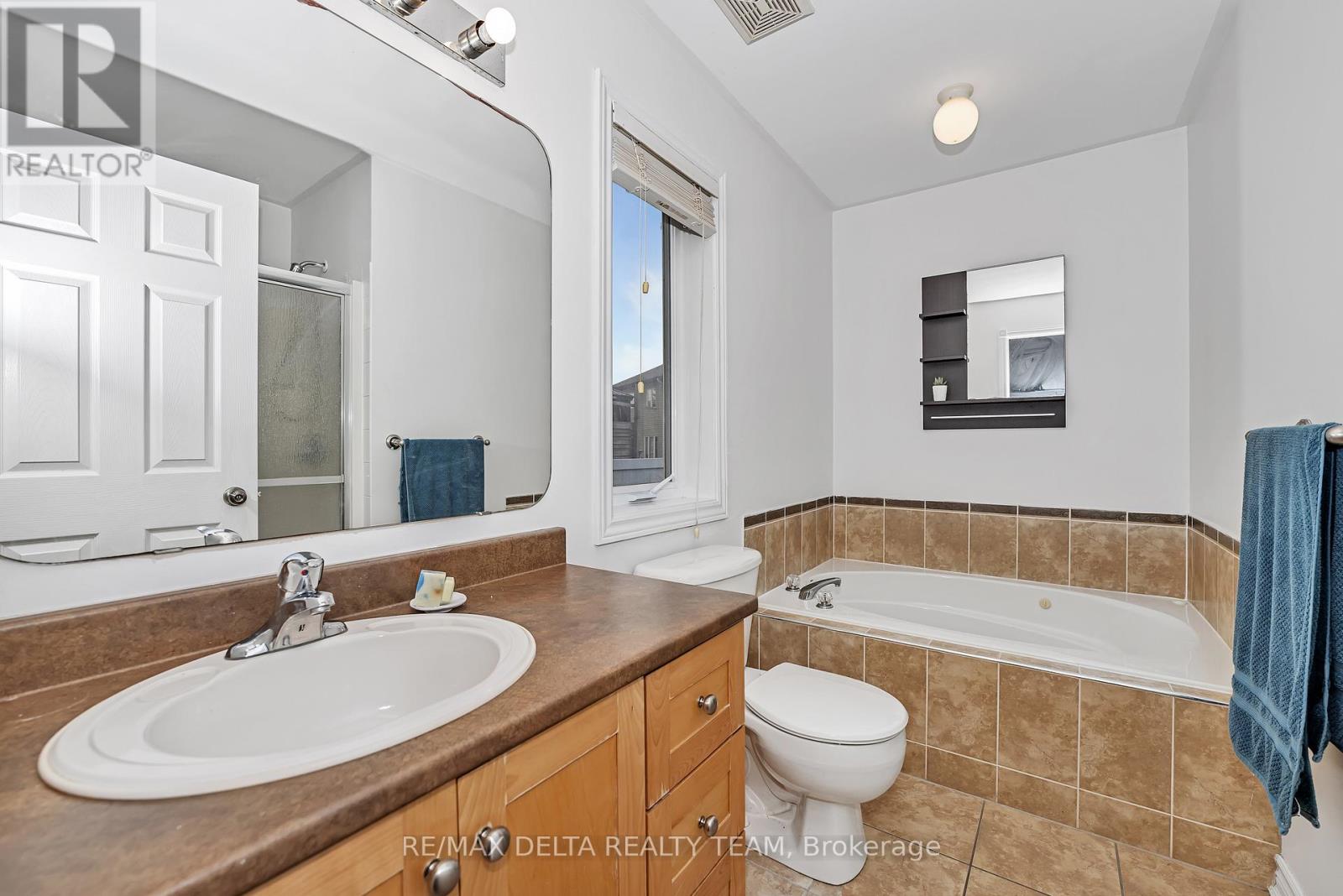 Photo 7 of 400 Centenaire Street, Russell ON