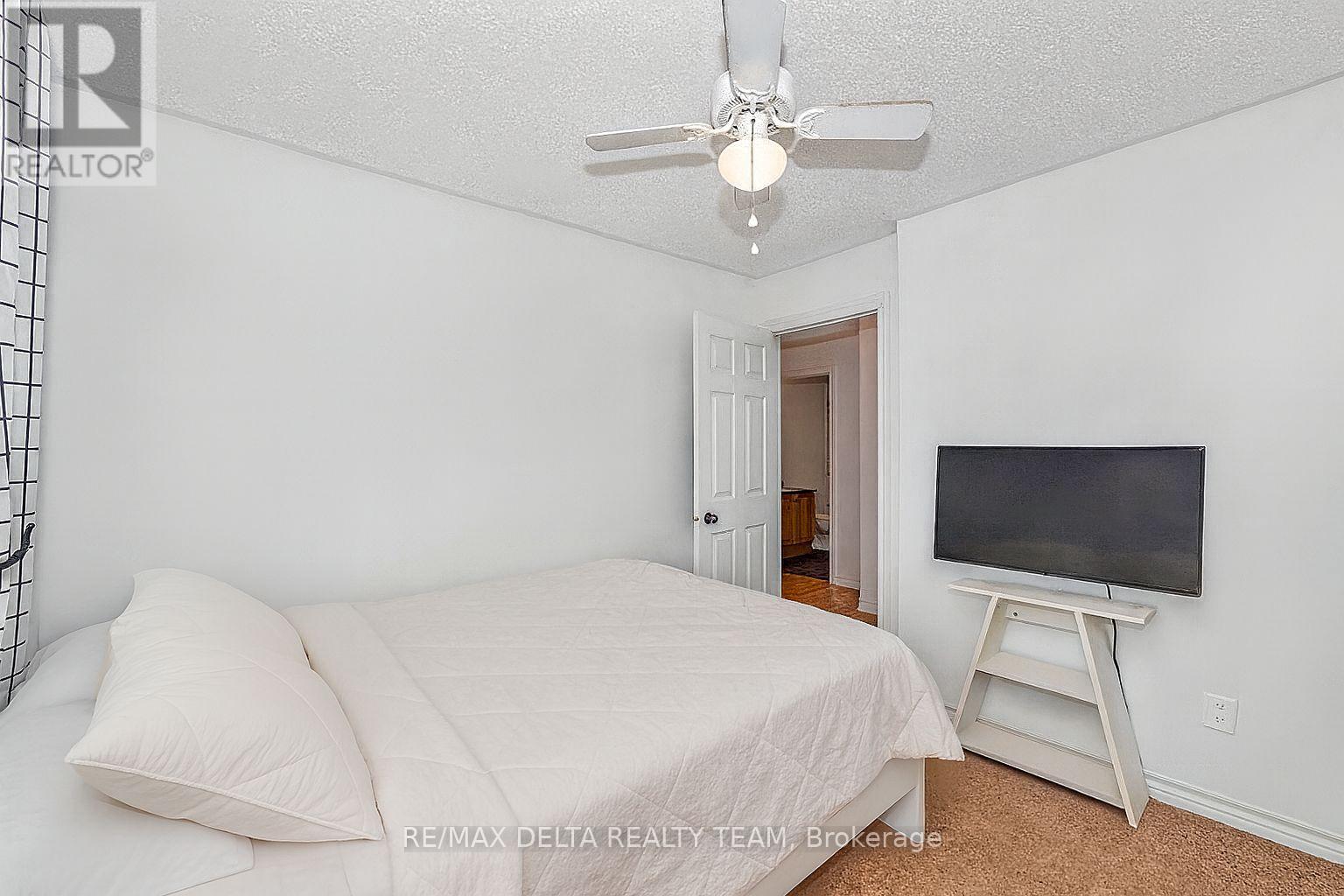 Photo 10 of 400 Centenaire Street, Russell ON