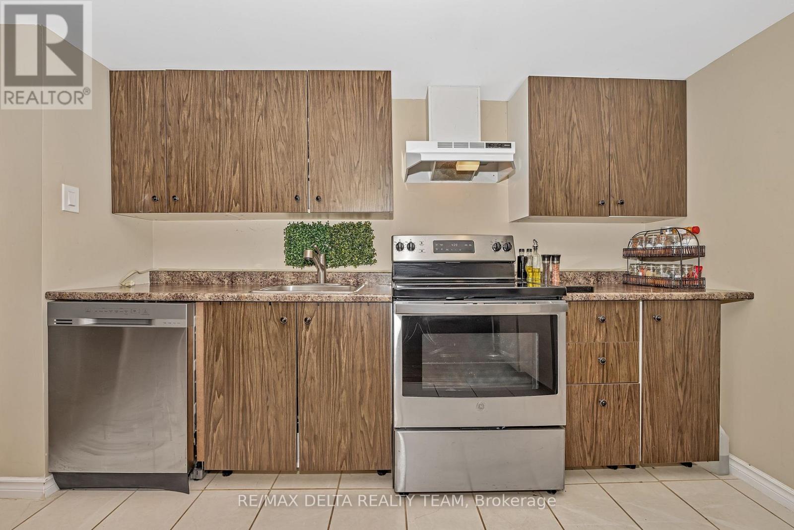 Photo 8 of 400 Centenaire Street, Russell ON