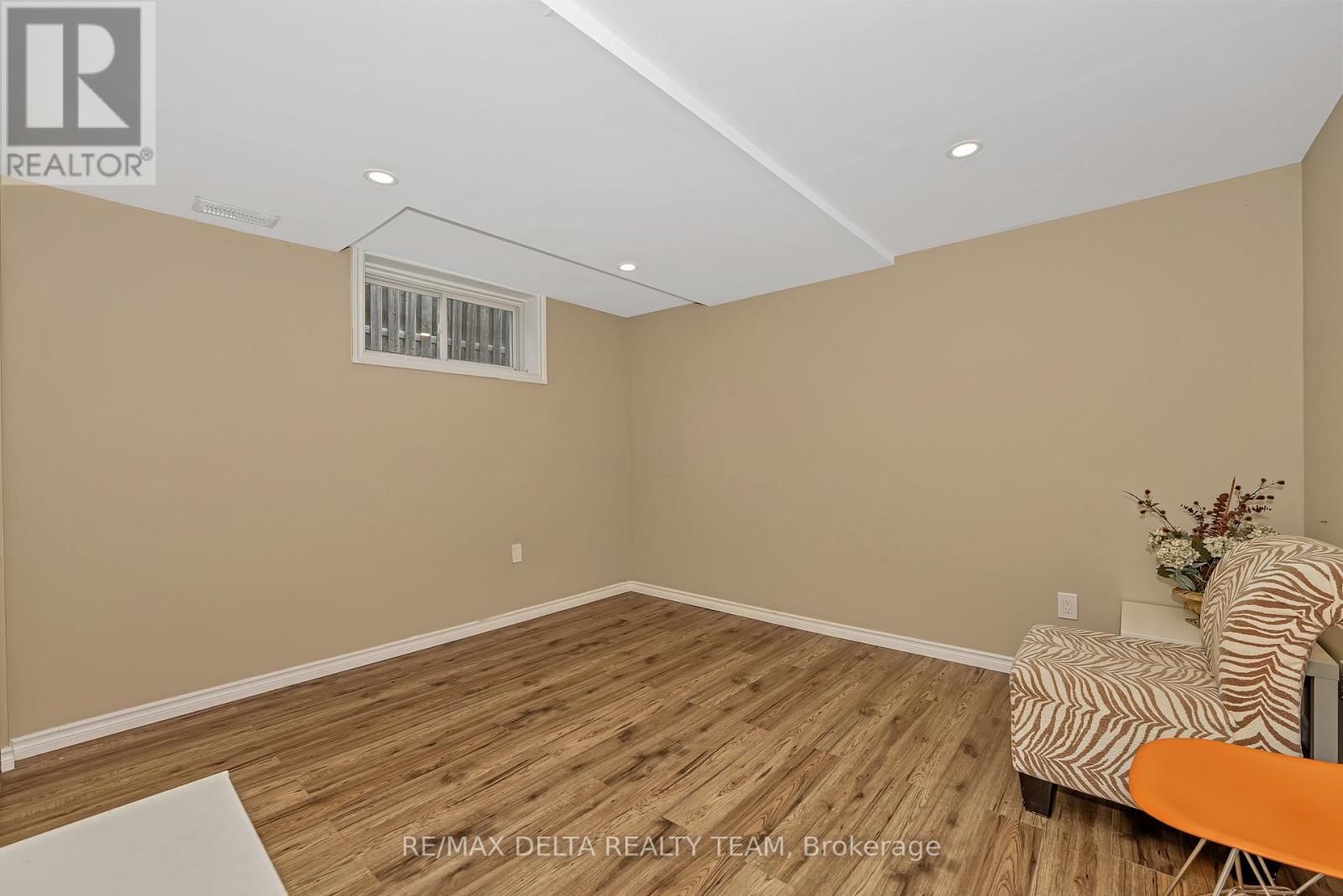 Photo 4 of 400 Centenaire Street, Russell ON