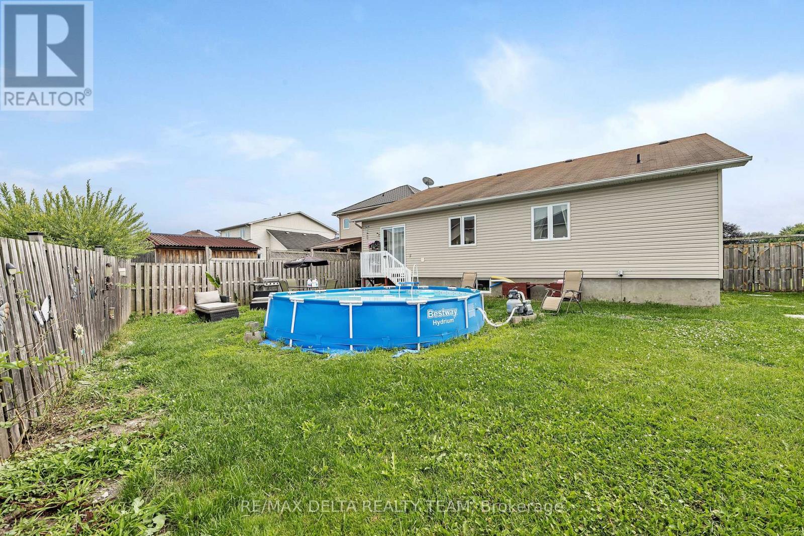 Photo 5 of 400 Centenaire Street, Russell ON