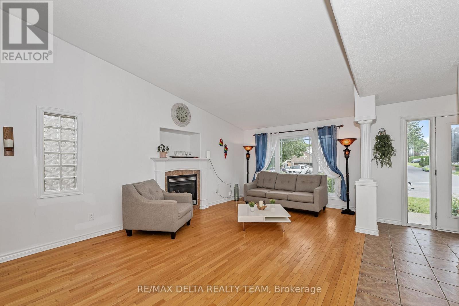 Photo 12 of 400 Centenaire Street, Russell ON