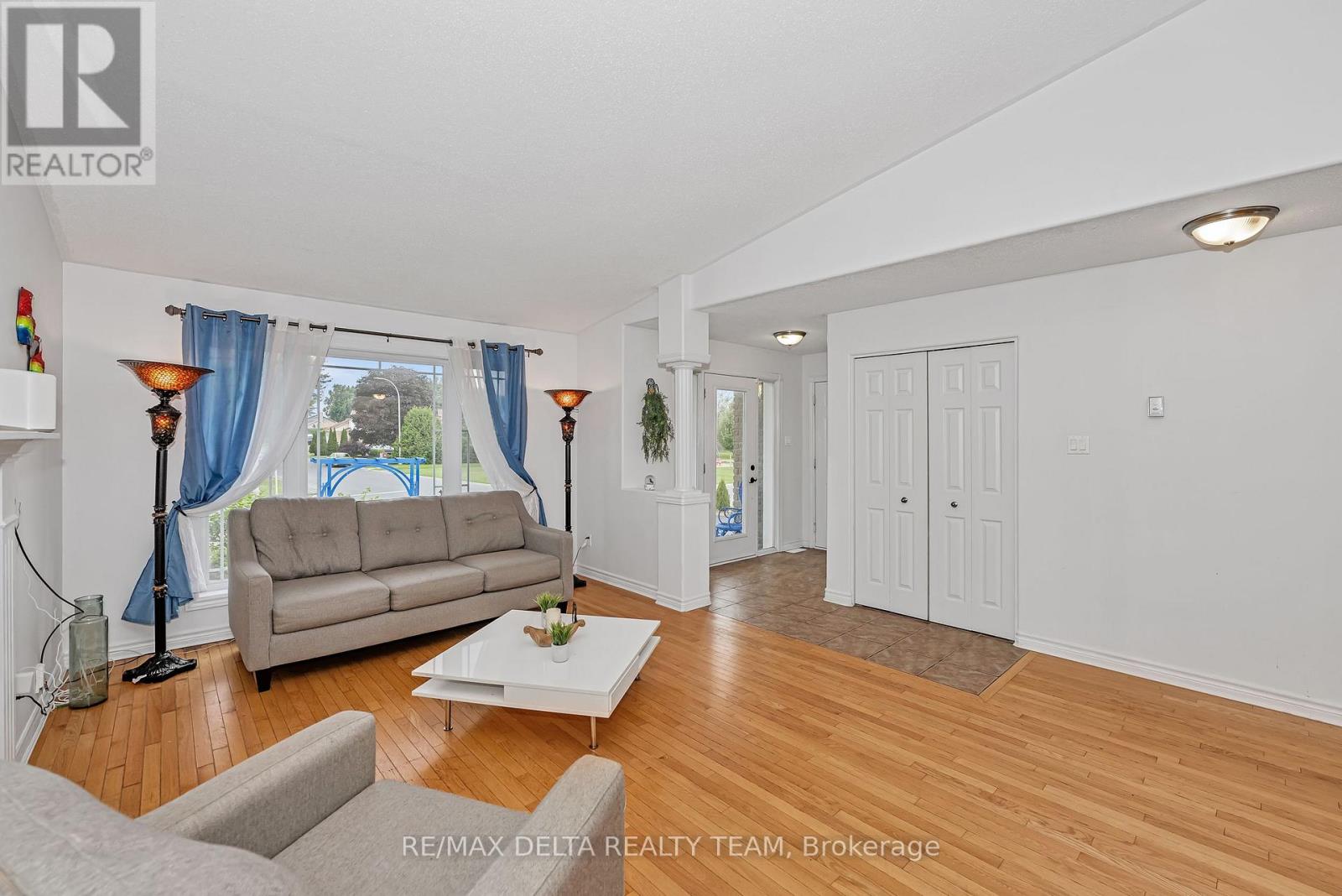 Photo 26 of 400 Centenaire Street, Russell ON