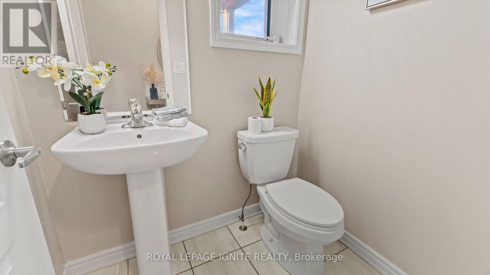 Photo 4 of 60 Westfield Drive, Whitby ON