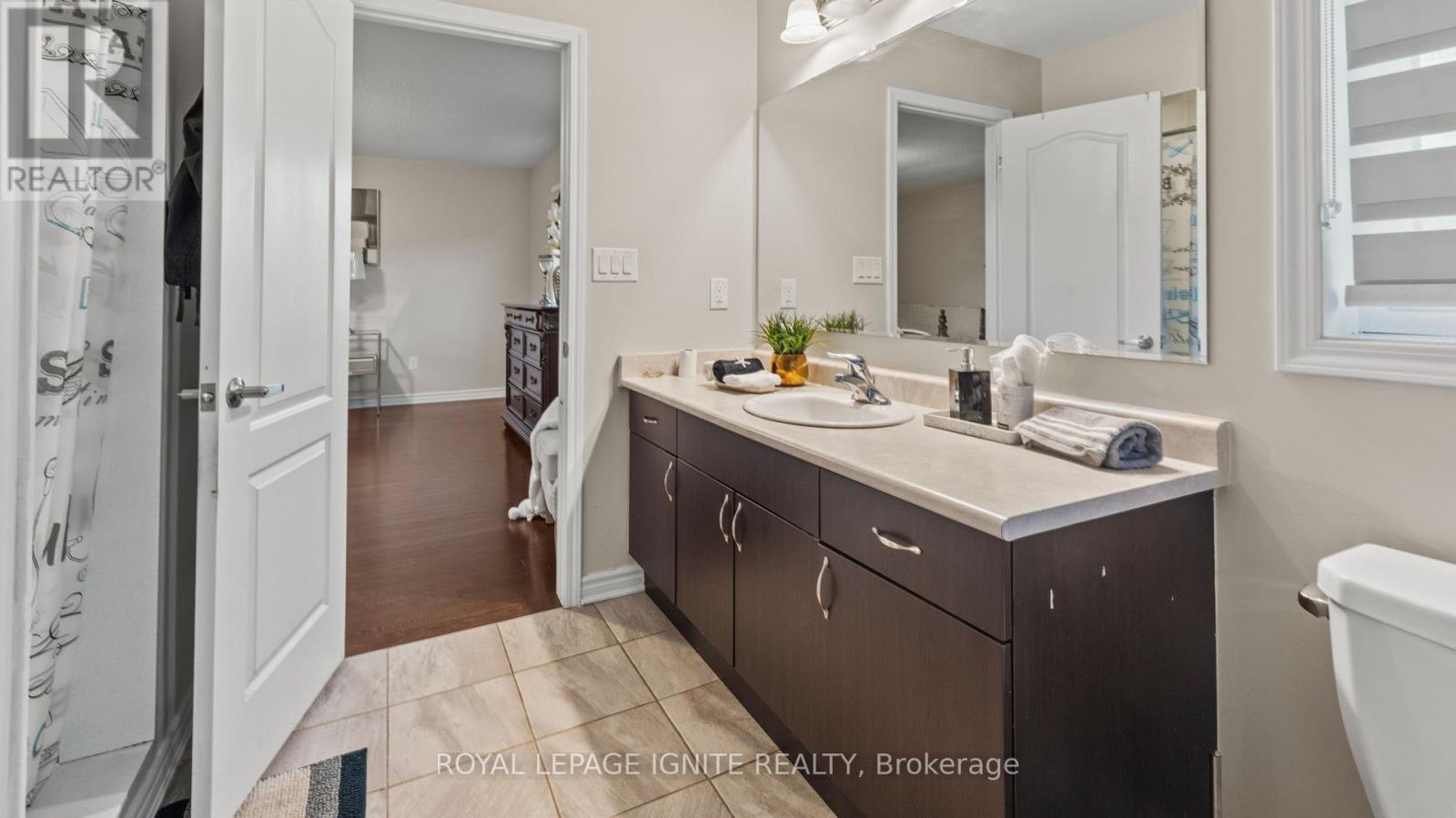 Photo 8 of 60 Westfield Drive, Whitby ON