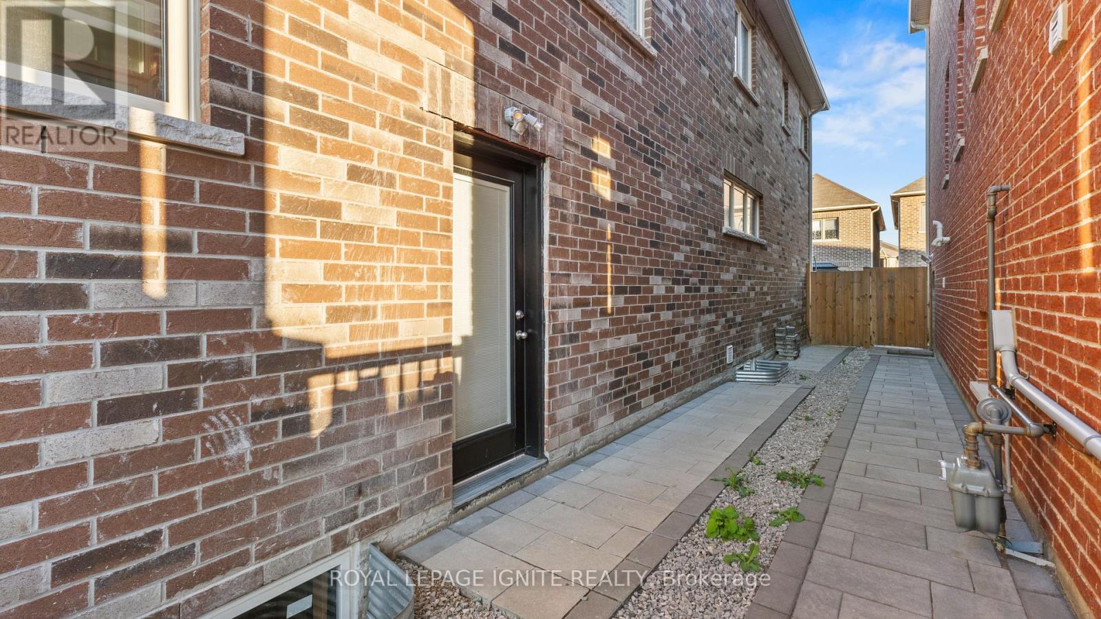 Photo 15 of 60 Westfield Drive, Whitby ON