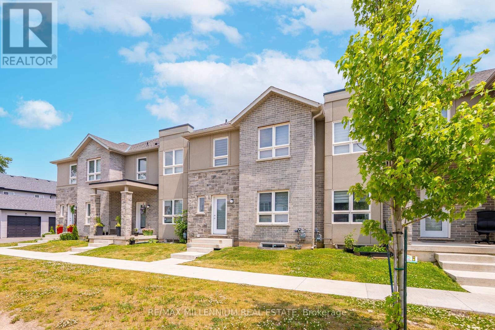 Photo 3 of 19 Perenack Avenue, Welland ON